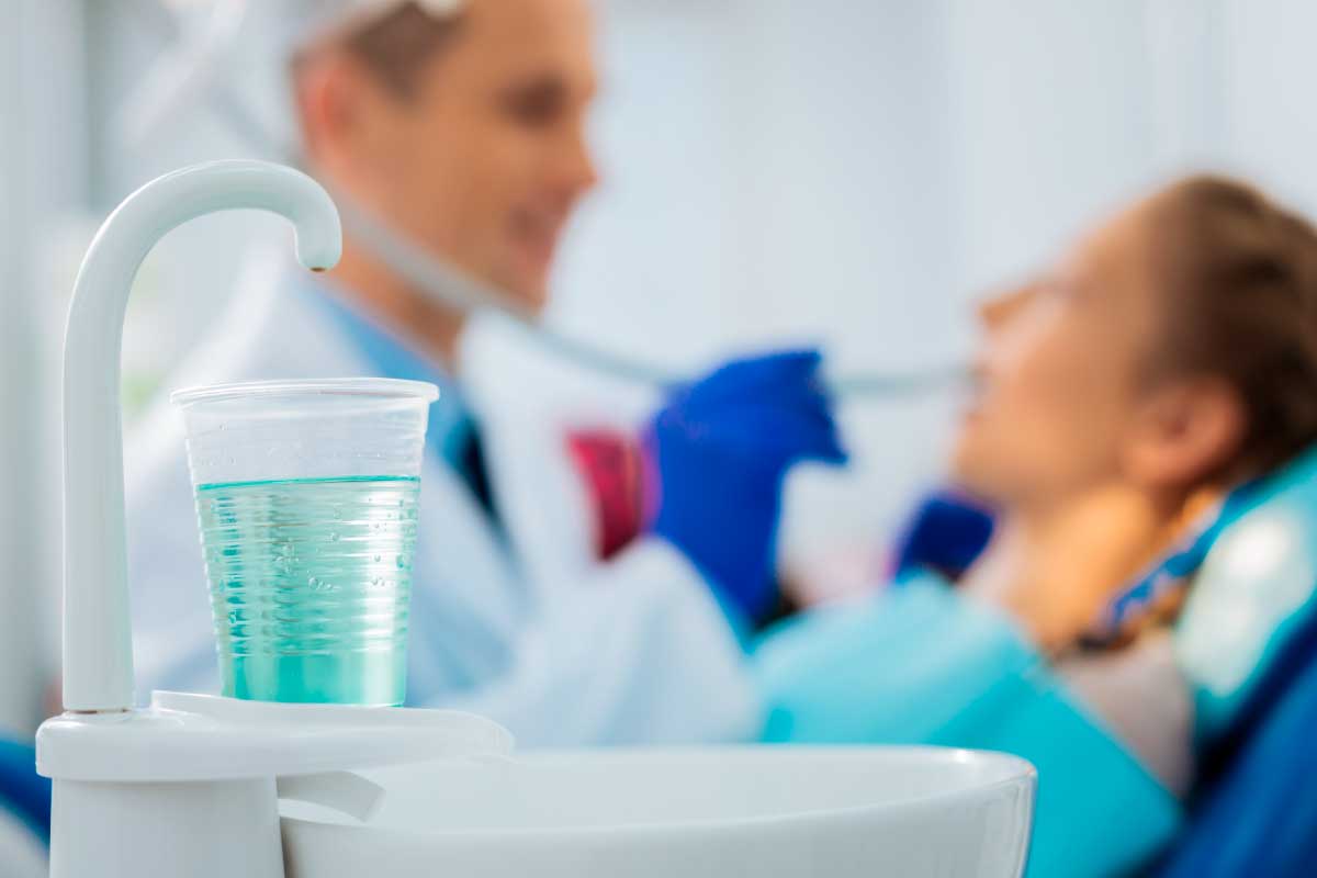 El flúor en los niños - Una madre en el dentista