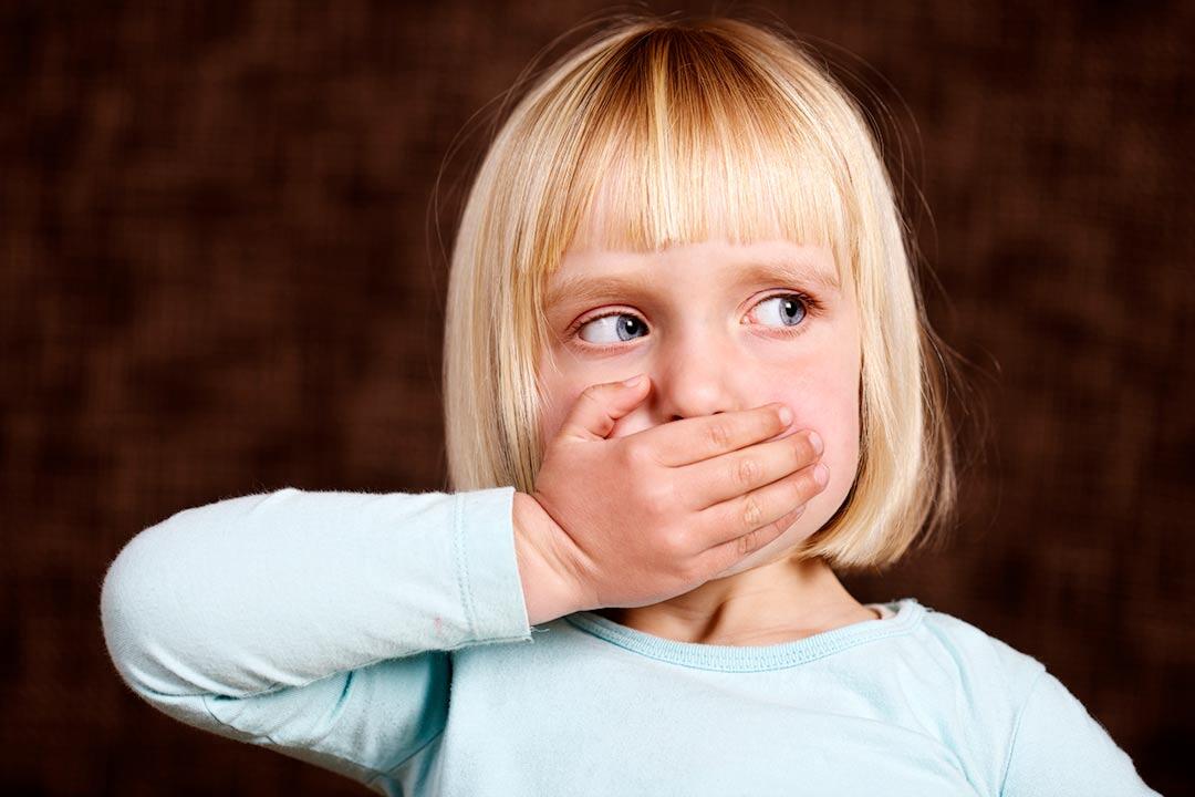 Qué es y por qué se produce el mal aliento en niños?