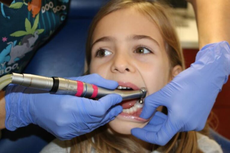 Neteja dental en bebès, nens i adolescents